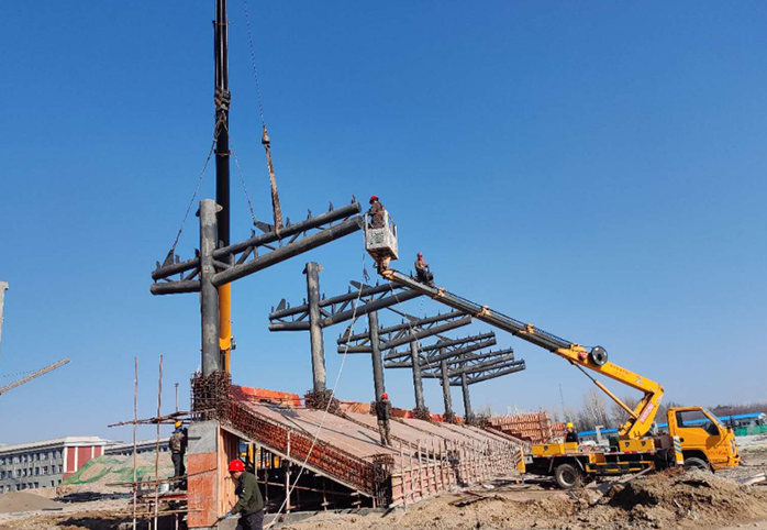 伊宁市23中分校看台管桁架项目